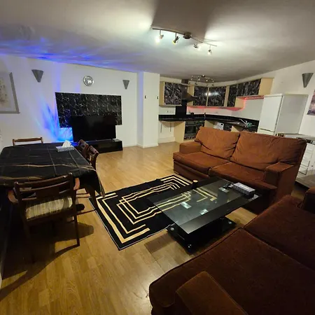 Modern 2 Bedroom Unbeatable Centre Location! Lägenhet