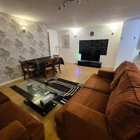 Modern 2 Bedroom Unbeatable Centre Location! Lägenhet