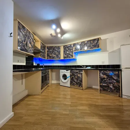 Modern 2 Bedroom Unbeatable Centre Location! Lägenhet