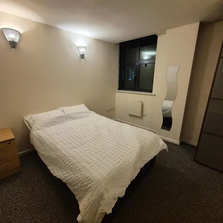 Modern 2 Bedroom Unbeatable Centre Location!