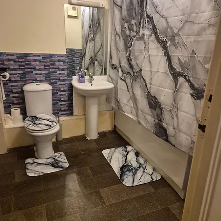 Modern 2 Bedroom Unbeatable Centre Location! *