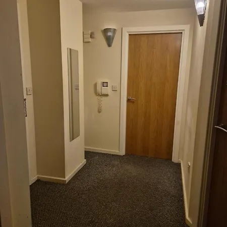 Modern 2 Bedroom Unbeatable Centre Location! *