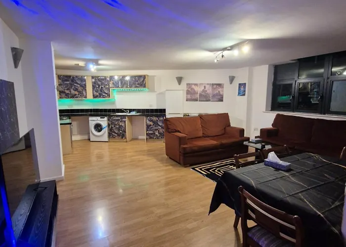 Modern 2 Bedroom Unbeatable Centre Location! *