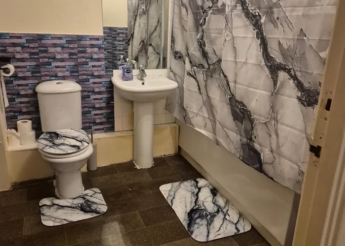 Modern 2 Bedroom Unbeatable Centre Location! *