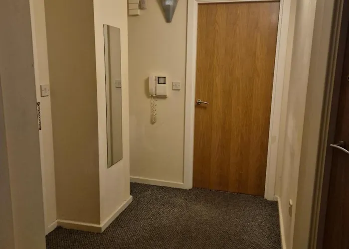 Modern 2 Bedroom Unbeatable Centre Location! *