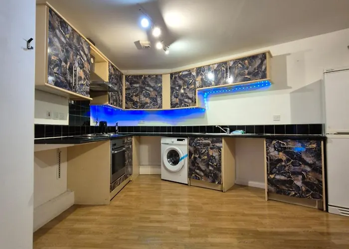 Modern 2 Bedroom Unbeatable Centre Location! Apartment