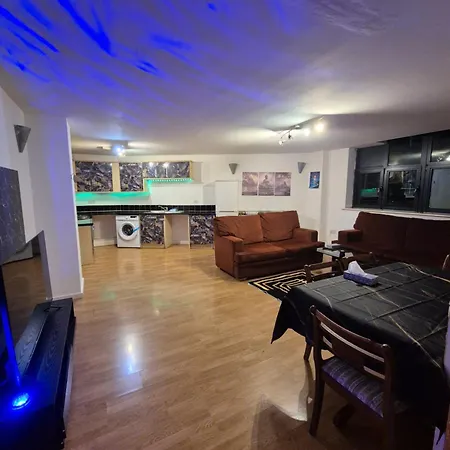 Modern 2 Bedroom Unbeatable Centre Location! *